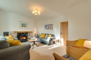 TV, fireplace - 2 Bed in Reynoldston (oc-hh328) (Reynoldston)
