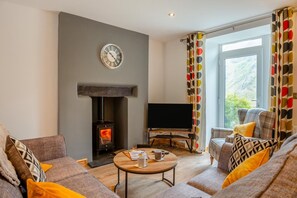 TV, fireplace - 3 Bed in Nant Peris (oc-f31804) (Nant Peris)