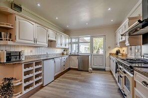 Mikrobølgeovn, ovn, oppvaskmaskin og kjøkkenutstyr