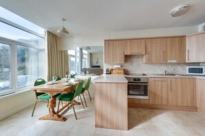 Oven, dishwasher, cookware/dishes/utensils - 2 Bed in Gower (oc-hh919) (Bishopston)