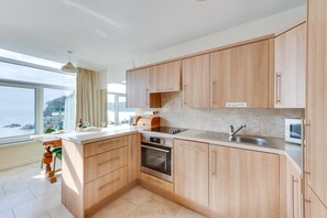 Oven, dishwasher, cookware/dishes/utensils - 2 Bed in Gower (oc-hh919) (Bishopston)