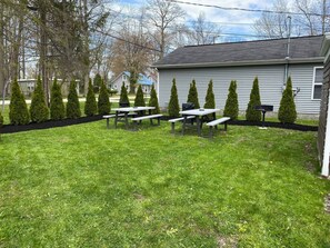 Outdoor dining - Tranquil Woods #4-Walk to the Strip, A/C, Wi-Fi (Geneva)