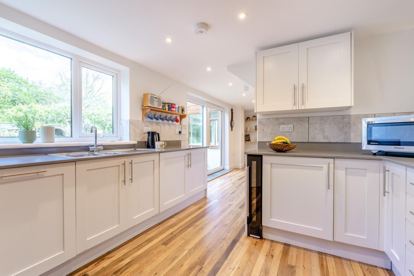 Mikrobølgeovn, ovn, oppvaskmaskin og høy barnestol