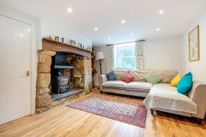 TV - 4 Bed in St. Mewan (oc-c32053) (Saint Mewan)