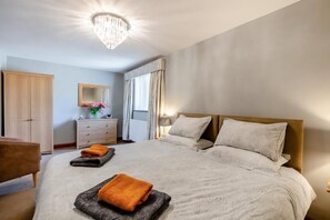 Travel cot, free WiFi, bed sheets - 1 Bed in Isel (oc-b32075) (Setmurthy)