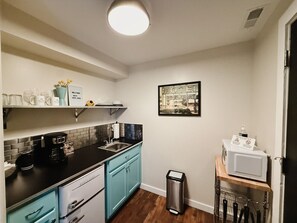 Four à micro-ondes, cafetière-théière, vaisselle et ustensiles