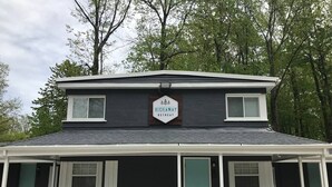 A two-story building with a sign that reads "NIDEAWAY RETREAT". - Modern Retro #10, WiFi, A/C, walk to the Strip (Geneva)