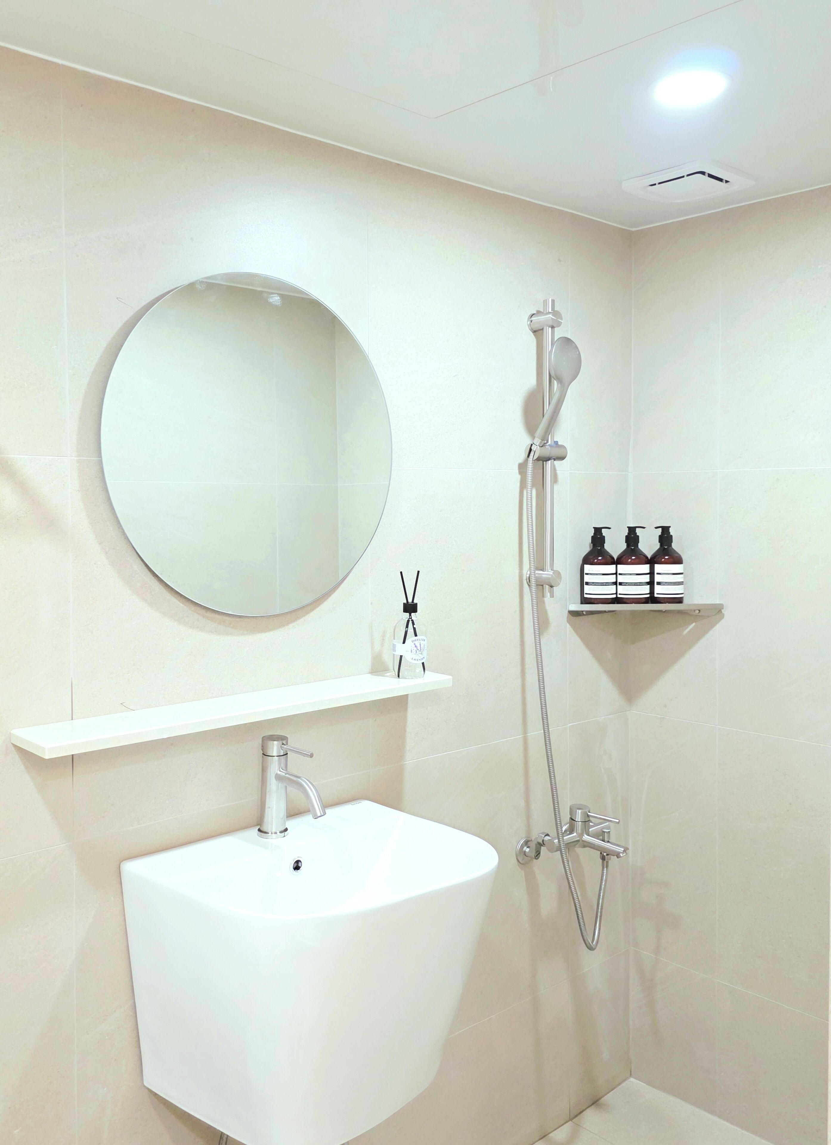 Espacio para trabajar con laptop y wifi gratis 