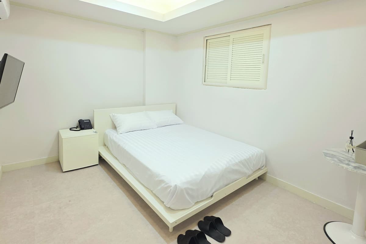 Habitación doble estándar | Espacio para trabajar con laptop y wifi gratis