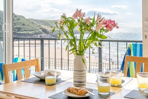 Outdoor dining - 1 Bed in Gower (oc-hh9306) (Bishopston)