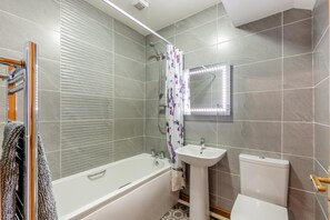 Towels - 3 Bed in Isel (oc-o32074) (Setmurthy)