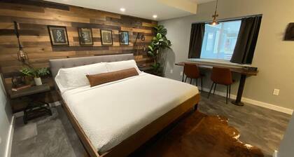 King Industrial Suite #7, Walk to Strip, A/C, WiFi