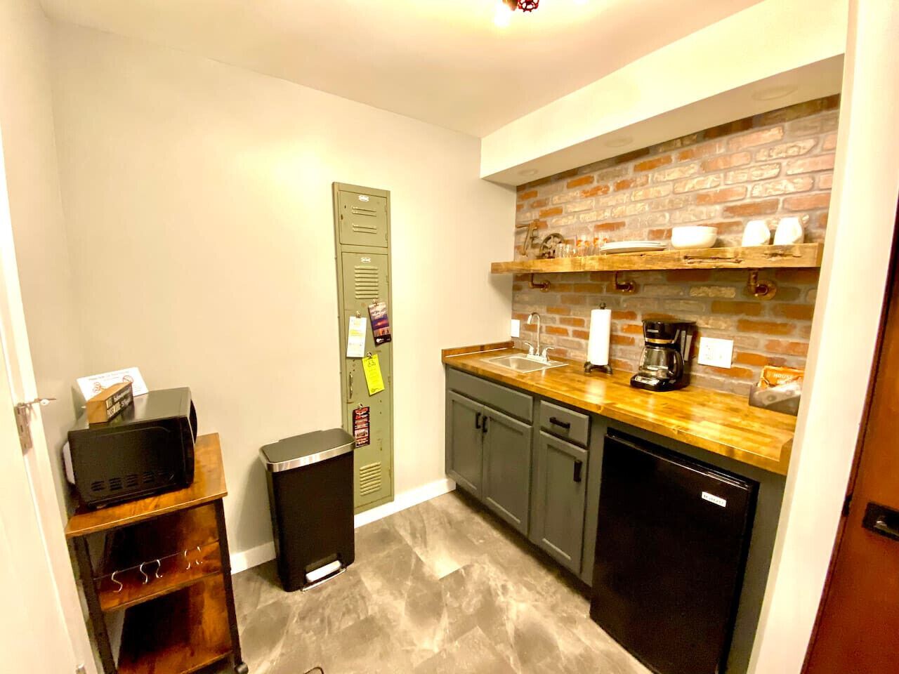 Microondas, cafetera y tetera y utensilios de cocina 