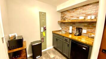 Microondas, cafetera y tetera y utensilios de cocina