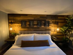 1 bedroom, desk, iron/ironing board, free WiFi - King Industrial Suite #7, Walk to Strip, A/C, WiFi (Geneva)