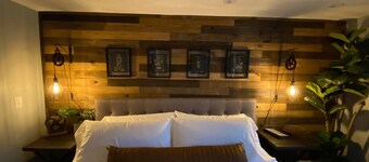 King Industrial Suite #7, Walk to Strip, A/C, WiFi