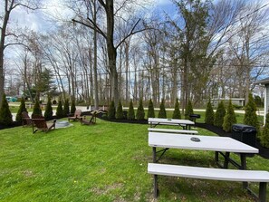 Outdoor dining - King Industrial Suite #7, Walk to Strip, A/C, WiFi (Geneva)