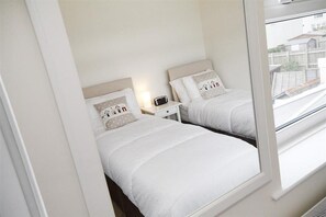 3 室のベッドルーム、アイロン / アイロン台、WiFi (無料)、ベッドシーツ