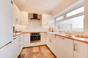 オーブン、食器洗い機、調理器具と食器