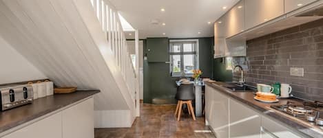 Microondas, horno, lavavajillas, silla alta para bebés