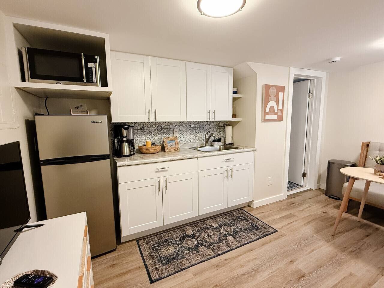 Refrigerador, microondas, cafetera y tetera y tostadora 