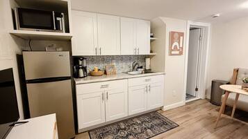 Refrigerador, microondas, cafetera y tetera y tostadora