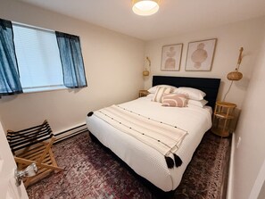 1 bedroom, iron/ironing board, WiFi (free), bed sheets - Coastal Escape #5 Walk To Strip (Geneva)