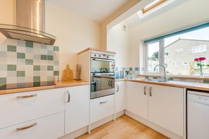 Microwave, oven, dishwasher, cookware/dishes/utensils - 2 Bed in Mumbles (oc-hh105) (The Mumbles)