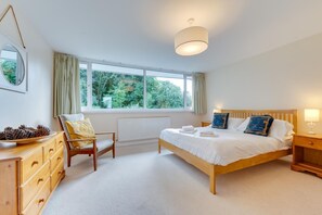 Iron/ironing board, travel cot, free WiFi, bed sheets - 2 Bed in Mumbles (oc-hh105) (The Mumbles)