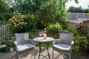 Outdoor dining - 2 Bed in Mumbles (oc-hh105) (The Mumbles)