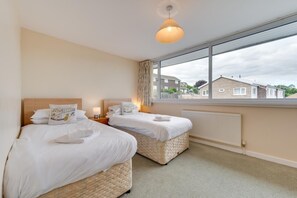 Iron/ironing board, travel cot, free WiFi, bed sheets - 2 Bed in Mumbles (oc-hh105) (The Mumbles)