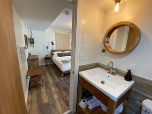 Room - Mid Century Boho #9, walk to the strip, A/C WIFI (Geneva)