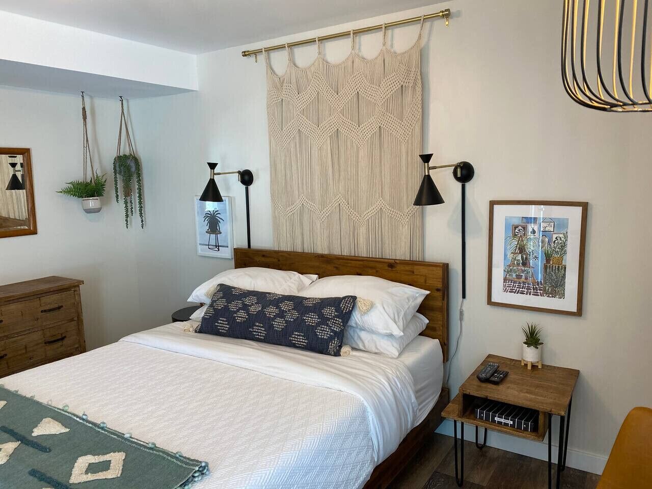 Escritorio, tabla de planchar con plancha, wifi y ropa de cama 