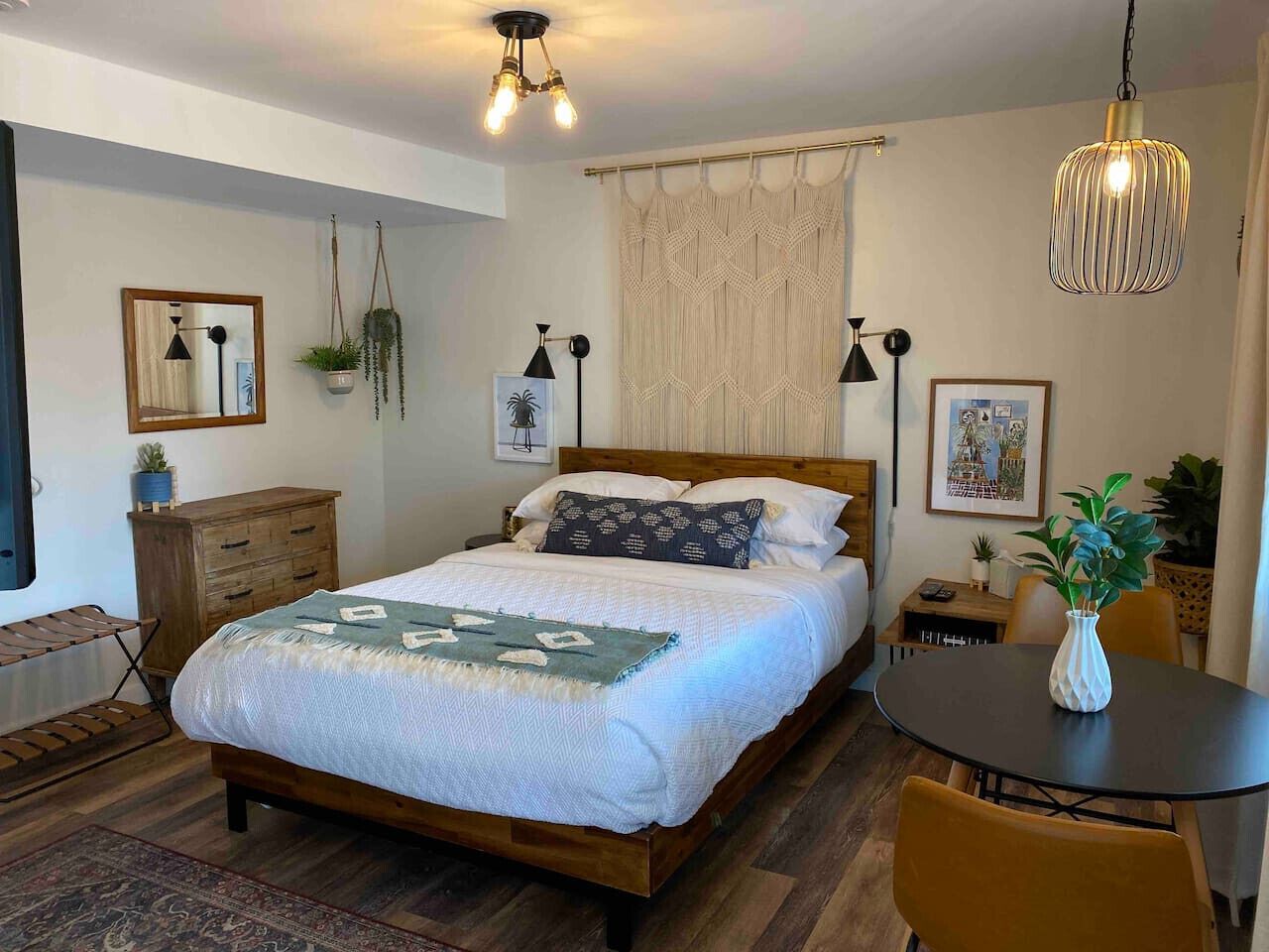 Desk, iron/ironing board, WiFi, bed sheets