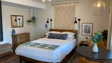 Desk, iron/ironing board, WiFi, bed sheets