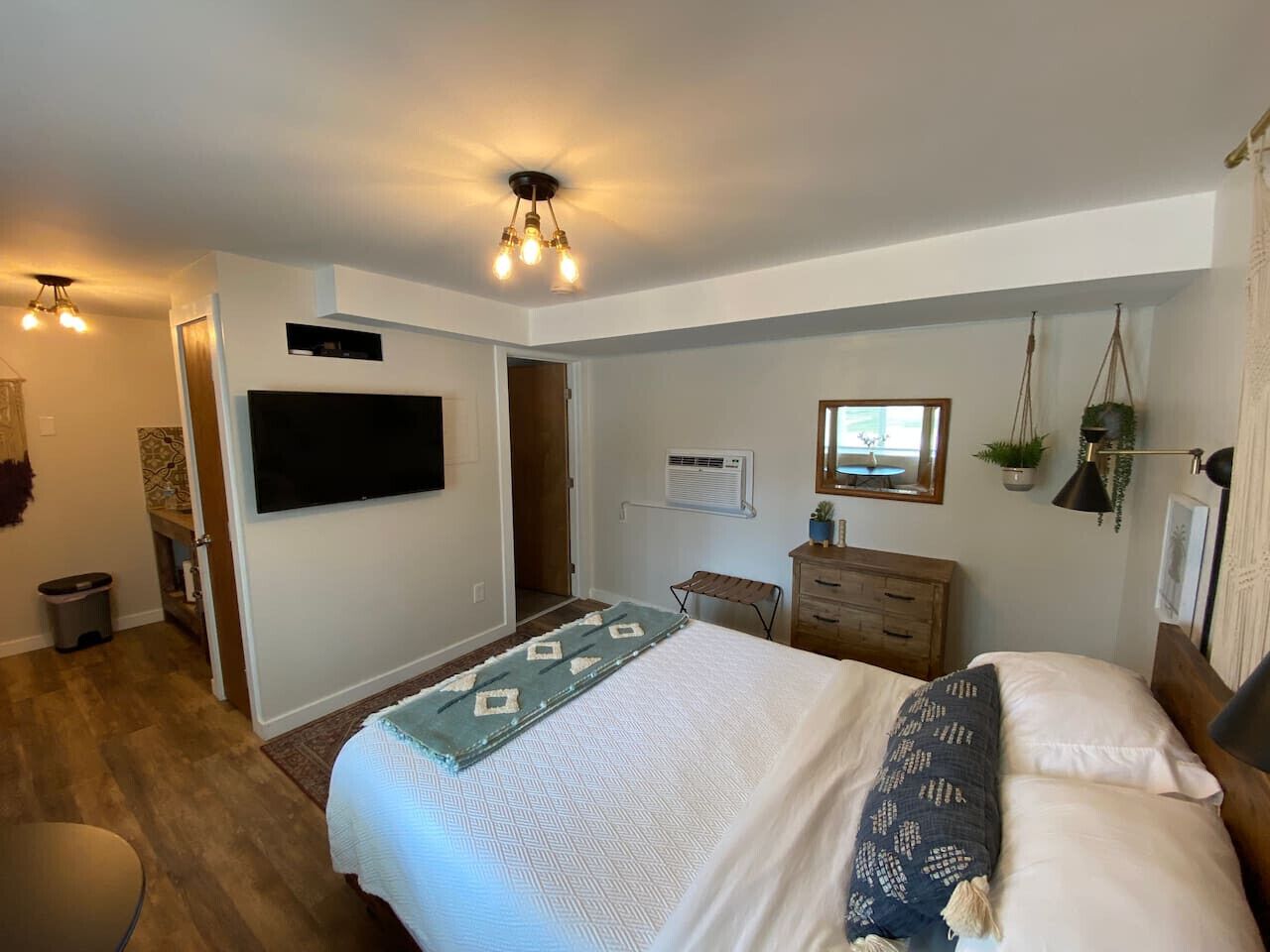 Desk, iron/ironing board, WiFi, bed sheets