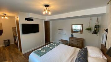 Desk, iron/ironing board, WiFi, bed sheets