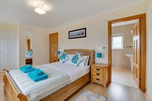 3 bedrooms, iron/ironing board, free WiFi, bed sheets - 3 Bed in Gower (oc-hh23) (Port Eynon)