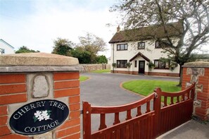 Exterior - 3 Bed in Gower (oc-hh23) (Port Eynon)