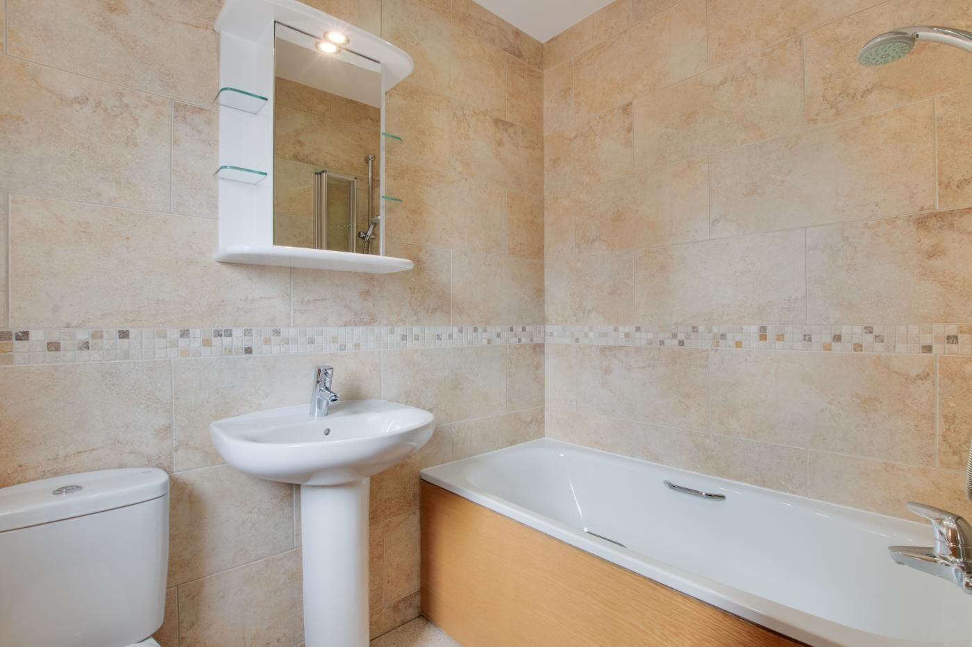 Une salle de bain avec un lavabo, des toilettes et une baignoire.