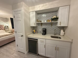 Interior - King Glamour #8, Walk to the Strip, A/C, WiFi (Geneva)