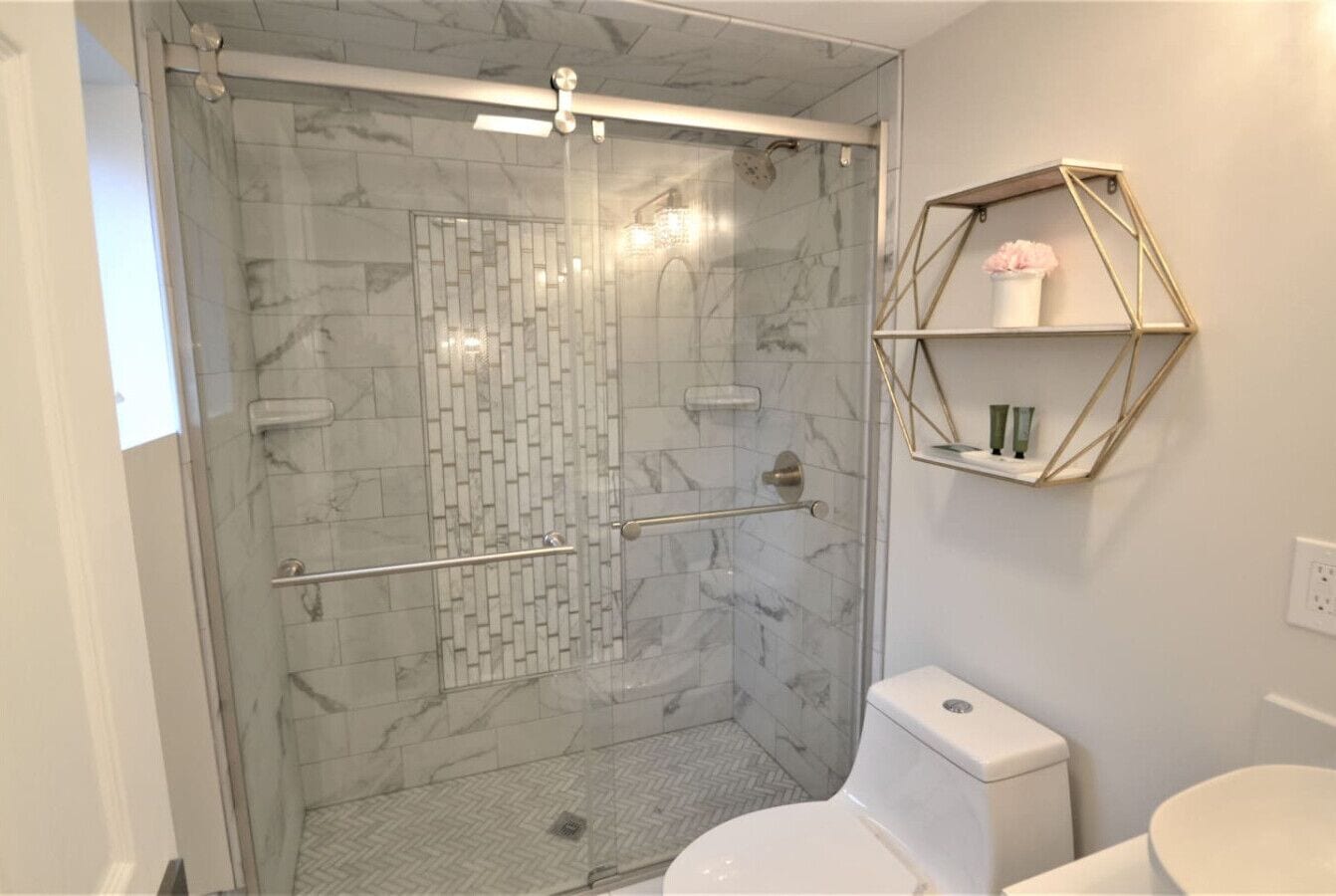 Chuveiro, secador de cabelo, toalhas de banho, sabonete