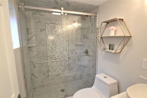 淋浴设施、吹风机、毛巾、肥皂