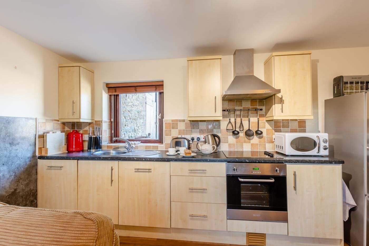 Microondas, horno, periquera y utensilios de cocina 