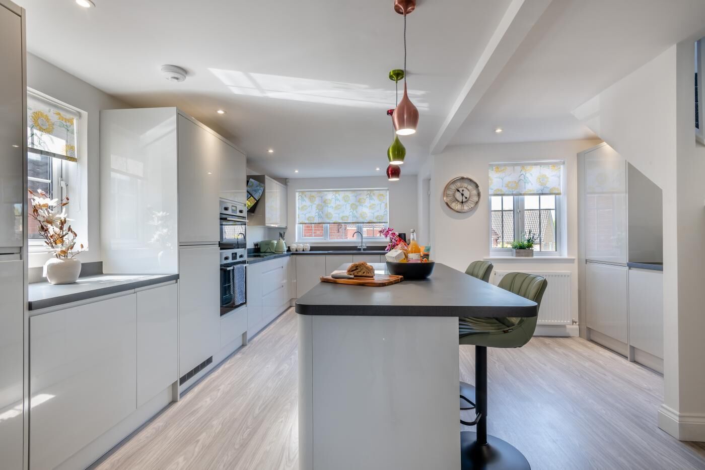 Un four, lave-vaisselle, chaise haute, vaisselle et ustensiles