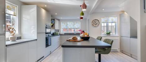 Un four, lave-vaisselle, chaise haute, vaisselle et ustensiles