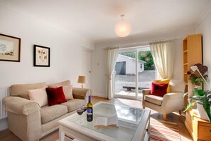 TV - 4 Bed in Swansea (oc-hh642) (Mayals)