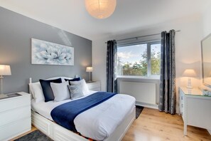 Iron/ironing board, travel cot, free WiFi, bed sheets - 4 Bed in Swansea (oc-hh642) (Mayals)