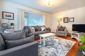 TV - 4 Bed in Swansea (oc-hh642) (Mayals)