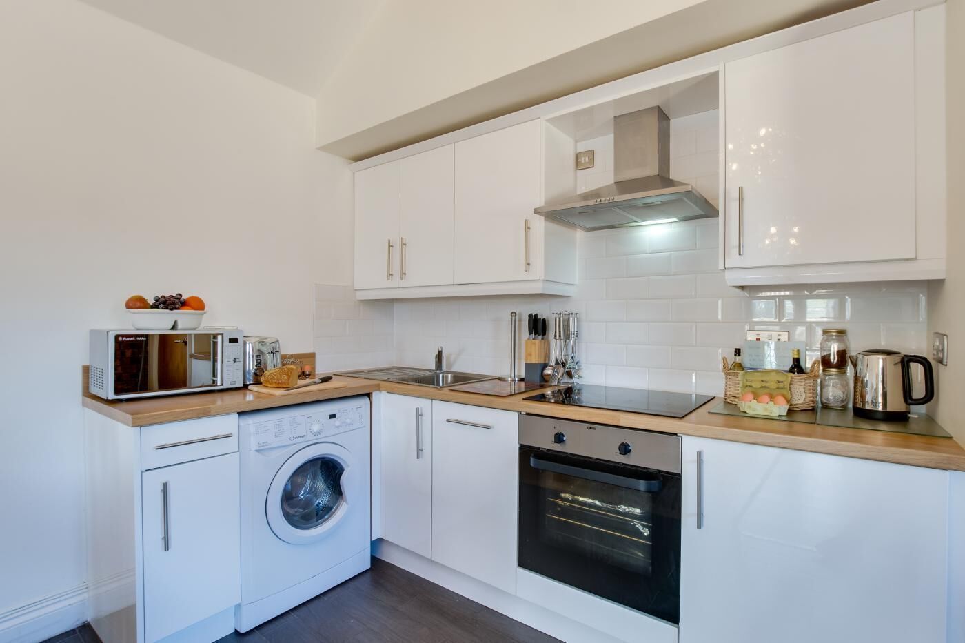 ميكروويف، فرن، غسالة أطباق، كرسي للأطفال